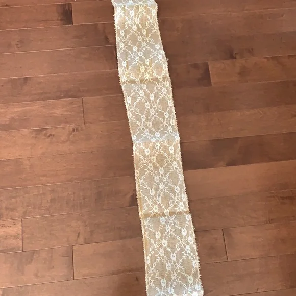 New 120” / 10 foot table runner lace and burlap - Picture 3 of 3
